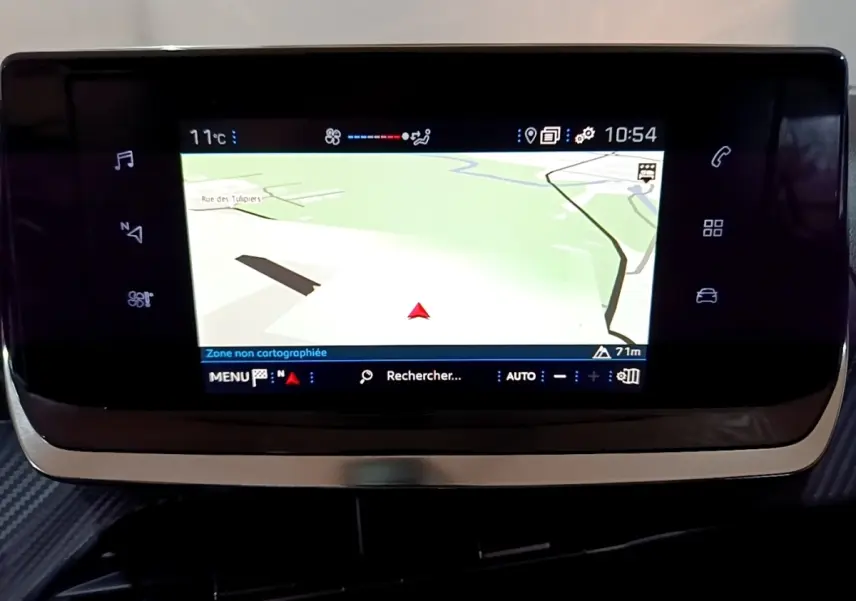 Écran tactile central de navigation de la Peugeot 208 noire, vue rapprochée du tableau de bord intérieur.