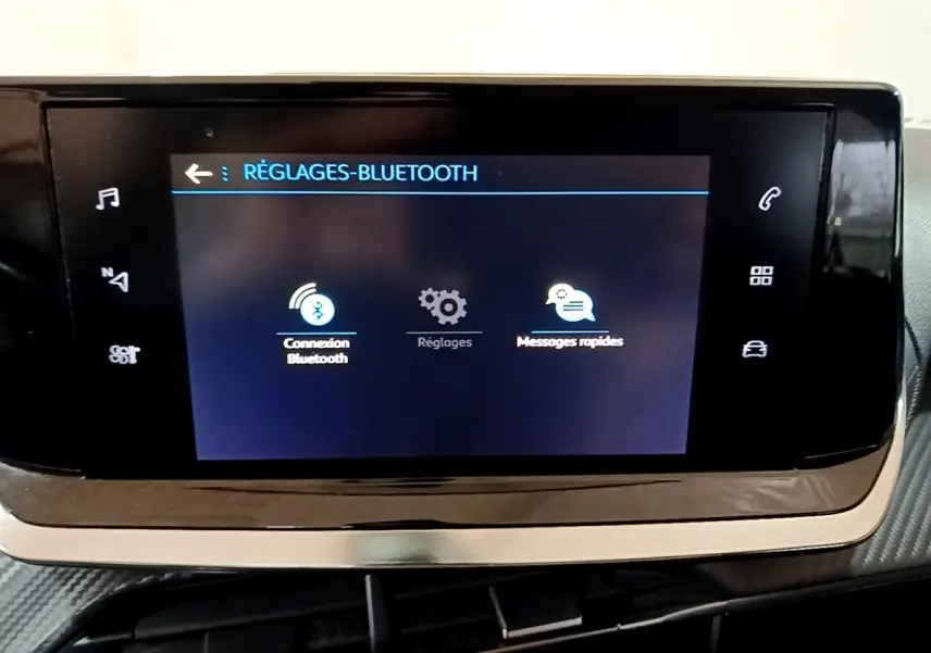 Écran tactile central affichant les réglages Bluetooth dans l’habitacle noir du Peugeot 208 2020.