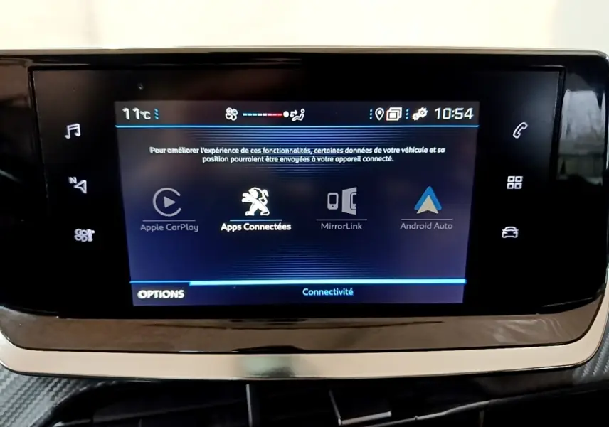 Écran tactile central de la Peugeot 208 noir affichant les options Apple CarPlay et Android Auto en gros plan.
