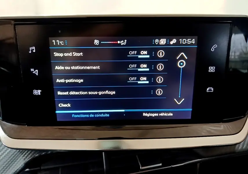 Écran tactile central de la Peugeot 208 noir affichant les réglages d’aide à la conduite et de sécurité.
