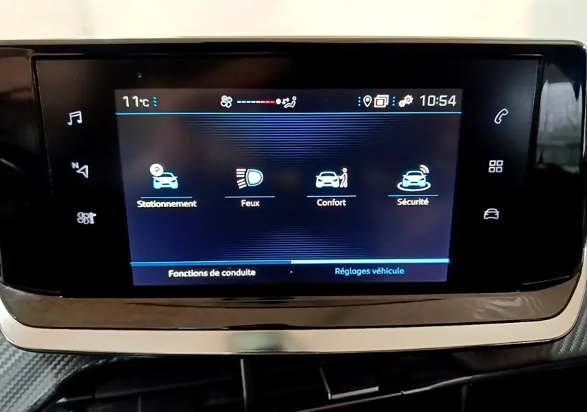 Écran tactile central de la Peugeot 208 noir, affichant les réglages de conduite et fonctions véhicule.