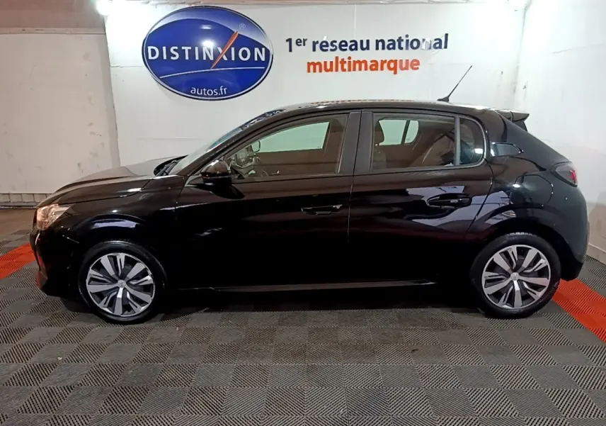 Profil côté gauche d'une Peugeot 208 noire de 2020, version BlueHDi 100 S&S Active Business, en intérieur showroom.