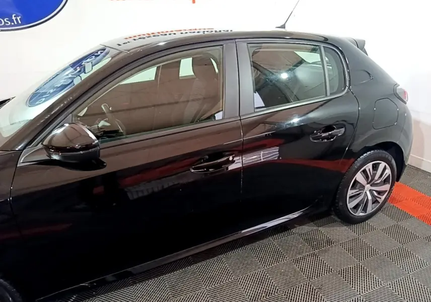 Profil côté gauche d'une Peugeot 208 noire de 2020, avec jantes alliage et rétroviseurs noirs brillants.