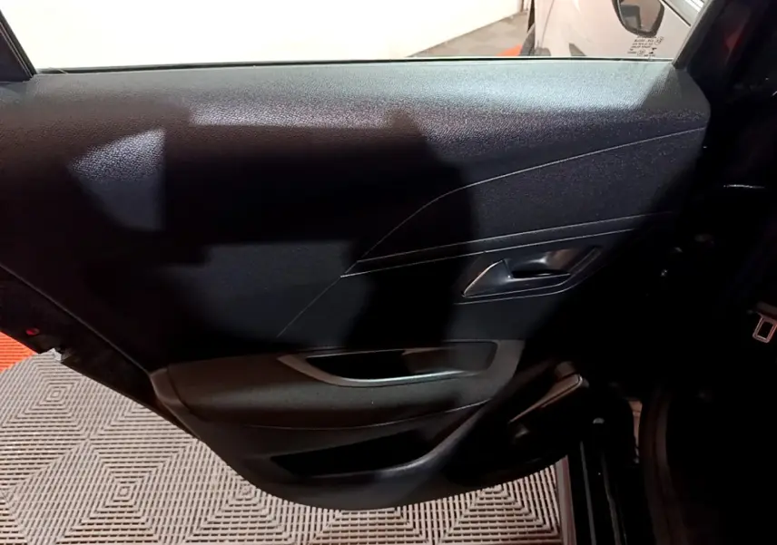 Vue intérieure de la porte arrière droite noire de la Peugeot 208 BlueHDi 100 S&S Active Business 2020.