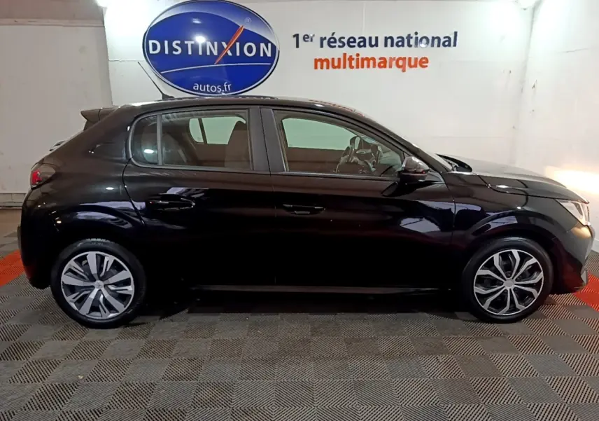 Profil côté gauche d'une Peugeot 208 noire de 2020, version BlueHDi 100 S&S Active Business, en intérieur showroom.