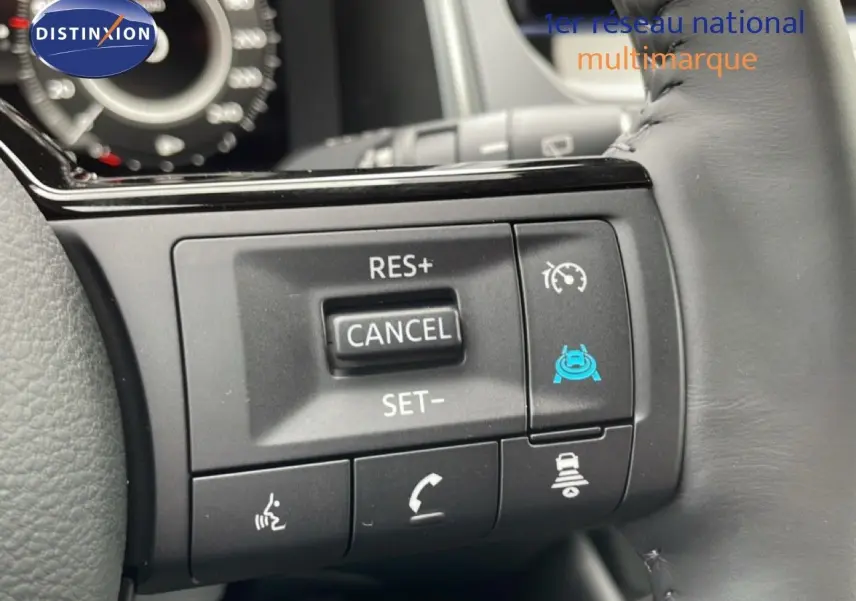 Gros plan sur les commandes au volant du Nissan Qashqai 2025, boutons de régulateur de vitesse et assistance active visibles.