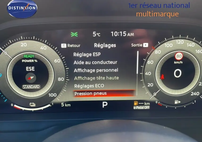 Vue intérieure du tableau de bord numérique du Nissan Qashqai 1.5 E-POWER 205CH N-CONNECTA affichant les réglages et la vitesse à 0 km/h.