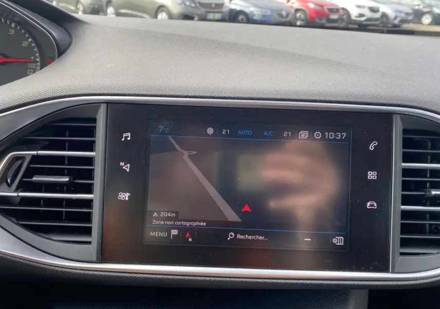 Écran tactile central du tableau de bord de la Peugeot 308 2018 affichant la navigation connectée.