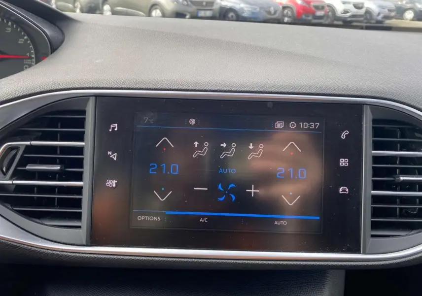 Vue rapprochée de l'écran tactile central de la Peugeot 308 2018, affichant la climatisation automatique bi-zone.