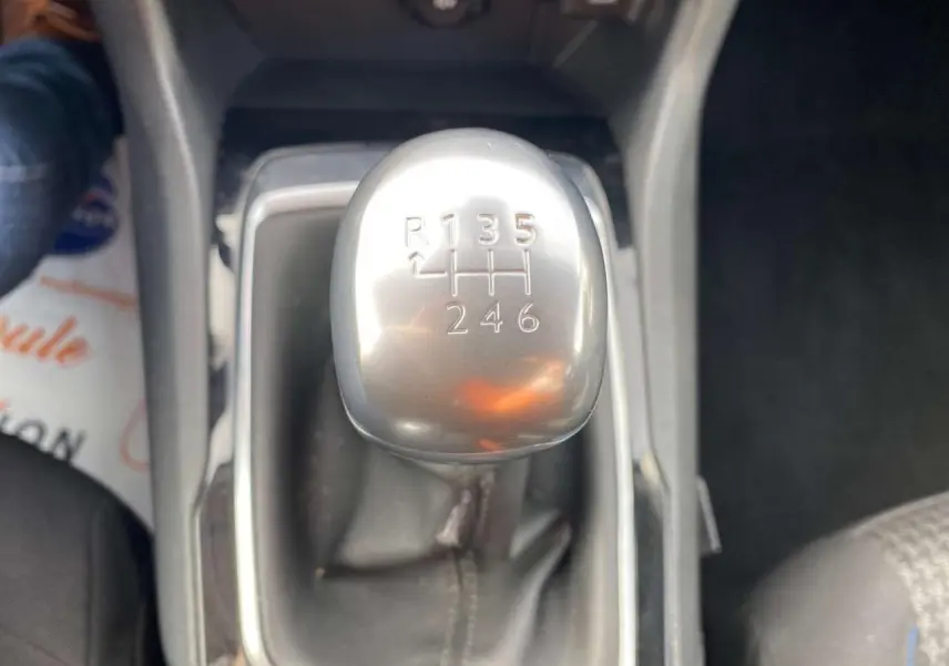 Gros plan sur le levier de vitesses manuel argenté de la Peugeot 308 2018, intérieur noir visible autour.