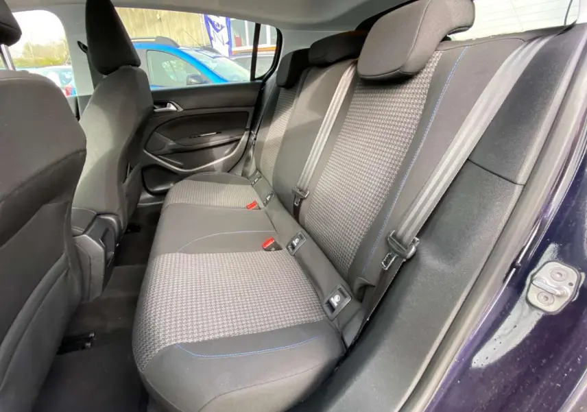 Vue intérieure côté droit de la banquette arrière grise à motifs avec surpiqûres bleues d'une Peugeot 308 Dark Blue 2018.