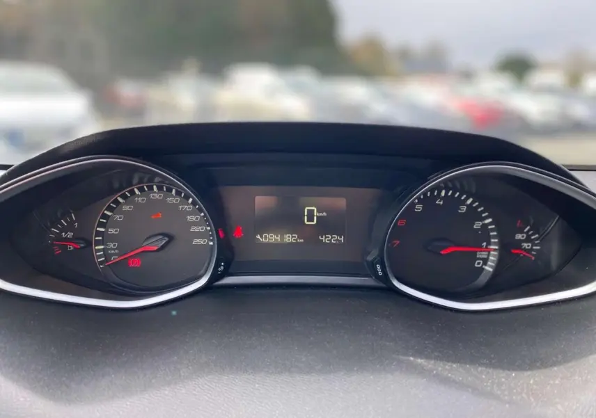 Vue rapprochée du tableau de bord de la Peugeot 308 2018, affichant le compteur de vitesse et le compte-tours.