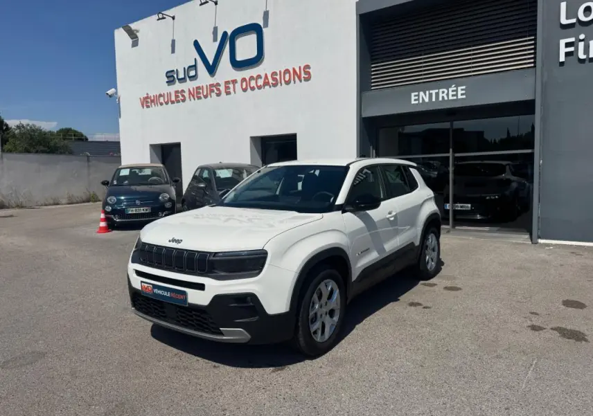 Jeep Avenger électrique blanc en 3/4 avant droit, avec jantes alliage 17 pouces et calandre noire distinctive.