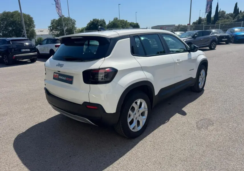 Jeep Avenger électrique blanc vu en 3/4 arrière droit, avec jantes alliage 17 pouces et toit ouvrant en verre.
