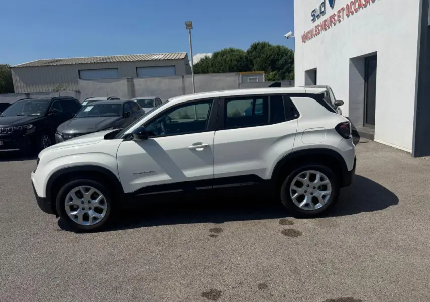 Jeep Avenger électrique blanc vu de profil côté gauche, avec jantes alliage 17 pouces et toit ouvrant en verre.