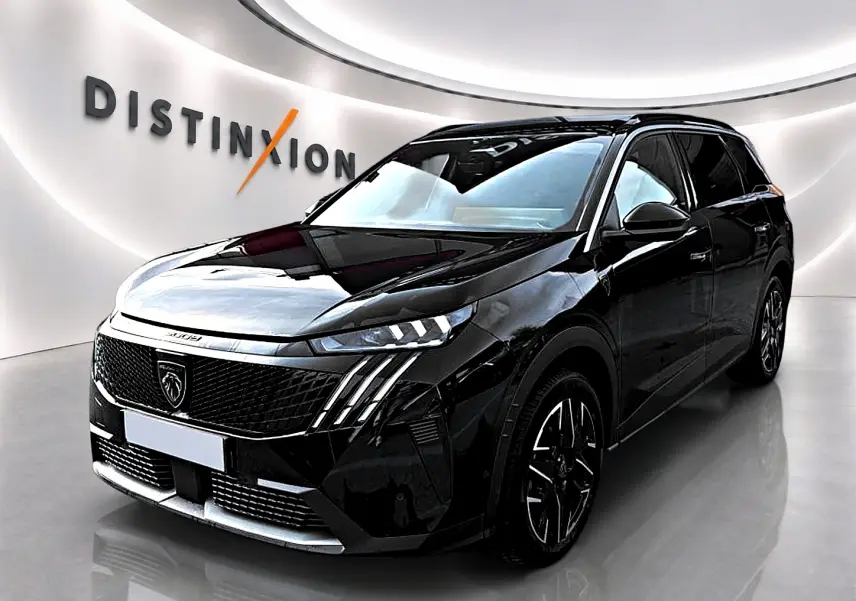 Peugeot 5008 Hybrid 145 GT noir en 3/4 avant, avec calandre distinctive et jantes alliage noires.