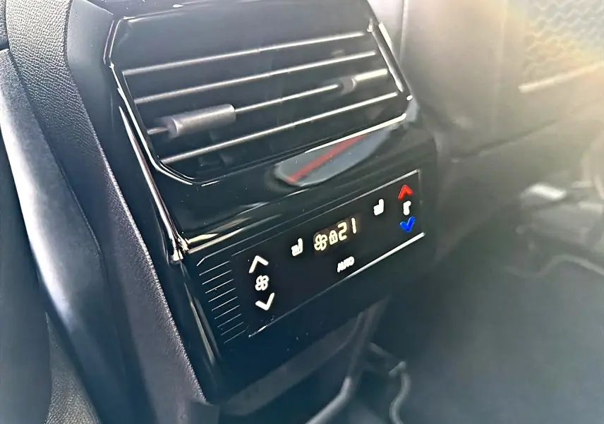 Détail de la commande de climatisation arrière noire du Peugeot 5008 Hybrid 145 GT e-dcs6, vue de côté.