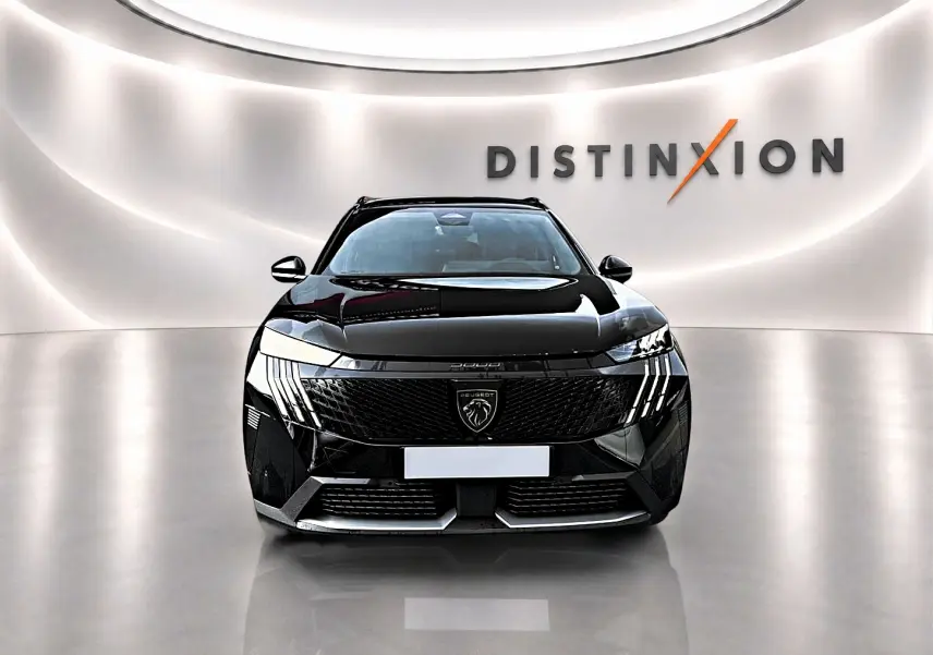 Vue avant du Peugeot 5008 Hybrid 145 GT noir, avec calandre imposante et signature lumineuse LED distinctive.