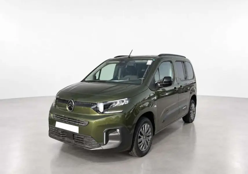 Citroën Berlingo Sirkka green en 3/4 avant droit, avec barres de toit et vitres surteintées visibles.