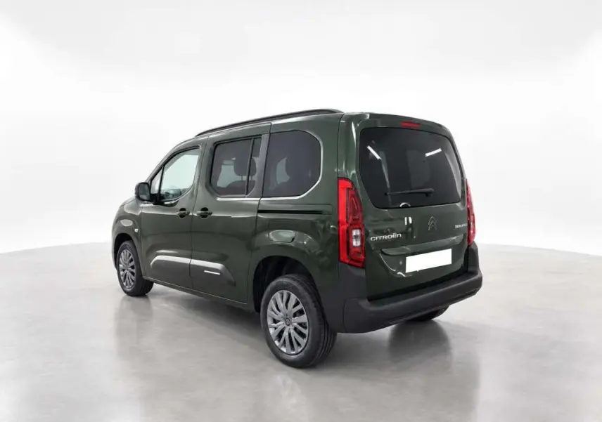 Vue 3/4 arrière droite d'un Citroën Berlingo 2026 Sirkka green avec vitres surteintées et barres de toit.