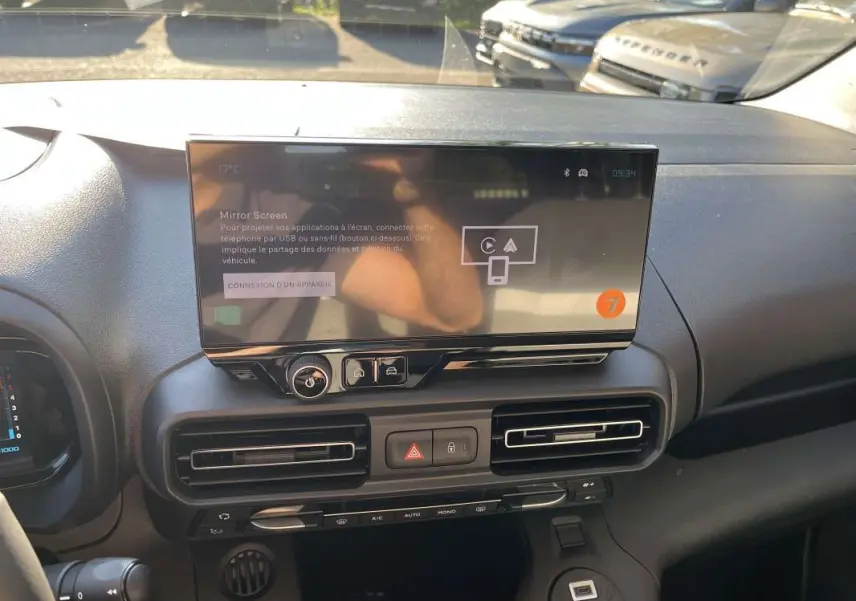 Vue intérieure du tableau de bord du Citroën Berlingo 2026 avec écran tactile central et commandes de climatisation.