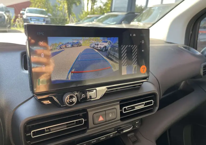 Vue intérieure du tableau de bord du Citroën Berlingo 2026 avec écran tactile affichant la caméra de recul.