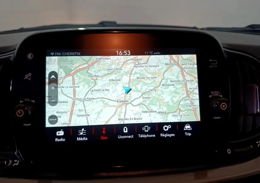 Écran tactile central affichant la navigation GPS dans l’habitacle d’une Fiat 500 gris foncé, vue de face.