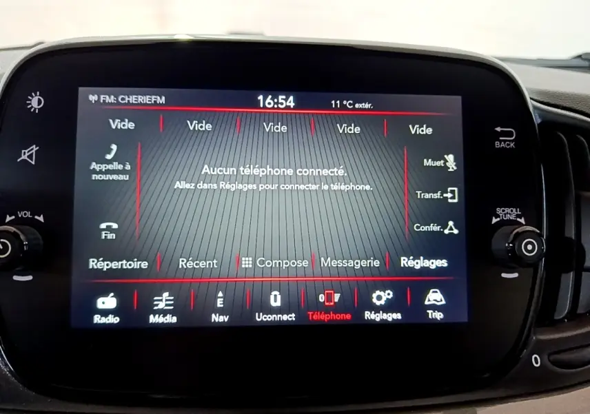 Écran tactile central de la Fiat 500 Dolcevita 2022 affichant le menu téléphone, vue de face en intérieur.
