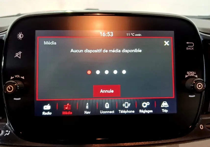 Écran tactile central du tableau de bord de la Fiat 500 gris foncé, affichant le menu média sans dispositif connecté.