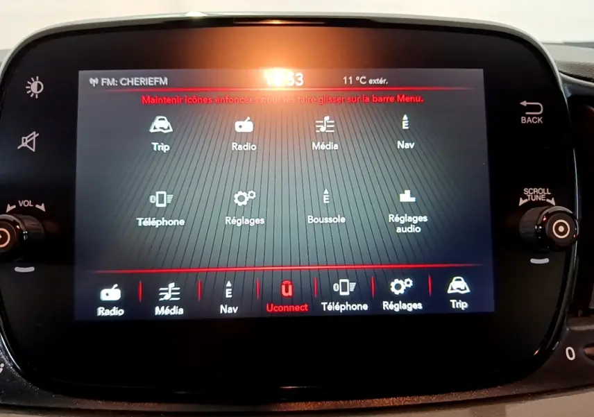 Écran tactile central de la Fiat 500 gris foncé, affichant le menu multimédia avec options radio et navigation.
