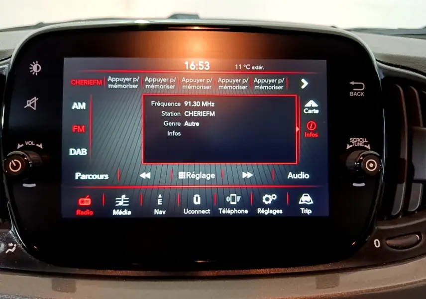 Écran tactile central de 7 pouces affichant la radio FM dans l’habitacle d’une Fiat 500 gris foncé.