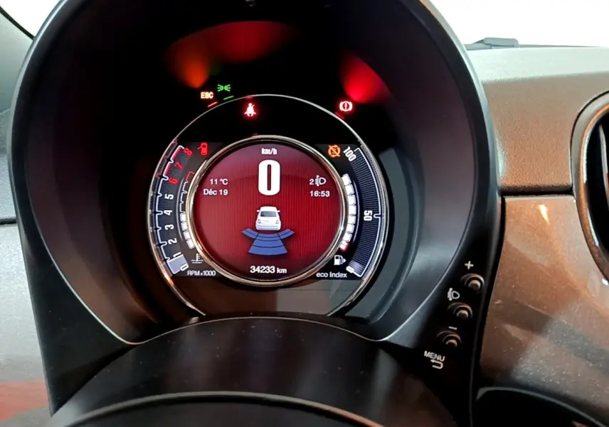 Gros plan sur le tableau de bord numérique rouge de la Fiat 500 1.0 gris foncé, affichant la vitesse à 0 km/h.