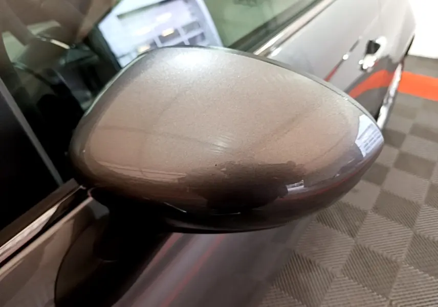 Rétroviseur côté conducteur gris foncé de la Fiat 500 1.0 70ch BSG Dolcevita, vue rapprochée en angle avant gauche.