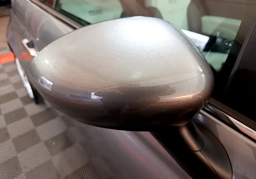 Gros plan sur le rétroviseur côté conducteur gris foncé du FIAT 500 1.0 70ch BSG Dolcevita 2022.