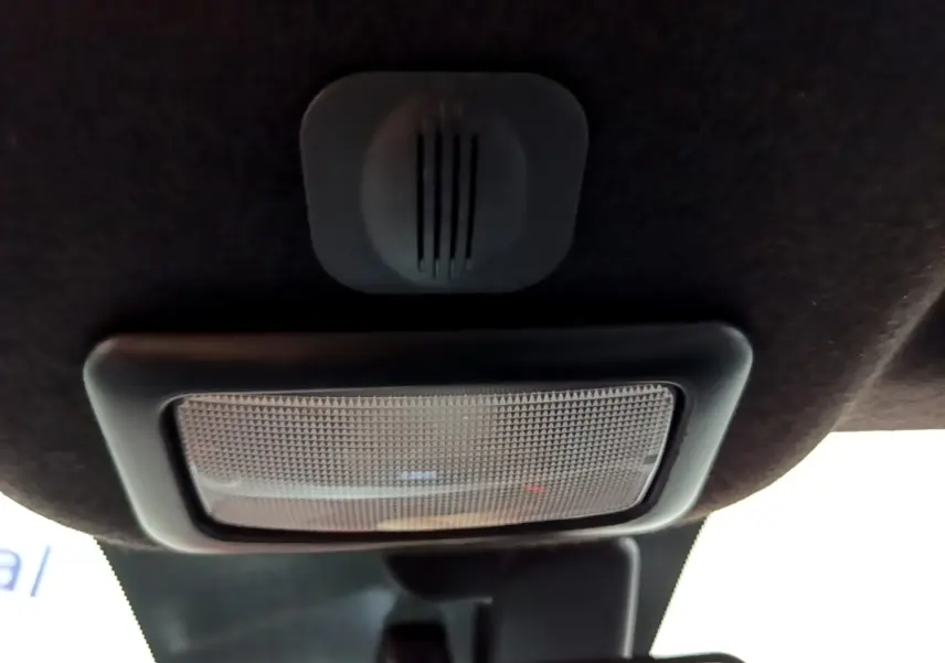 Plafonnier intérieur noir vu de dessous dans une Fiat 500 1.0 70ch BSG Dolcevita gris foncé, 2022.