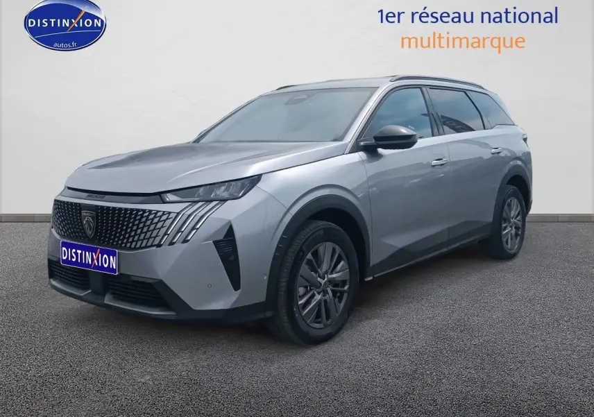 Peugeot 5008 Hybrid 145 allure e-dcs6 gris artense en 3/4 avant droit sur fond neutre.