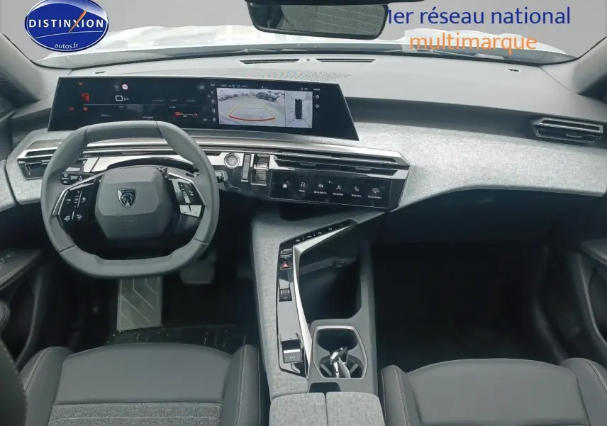 Vue intérieure avant du Peugeot 5008 Hybrid 145 allure 2025, tableau de bord moderne avec écran tactile et volant compact.