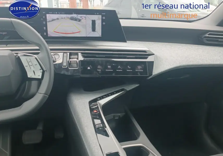 Intérieur avant droit du Peugeot 5008 gris Artense 2025 avec écran tactile et volant multifonction cuir.