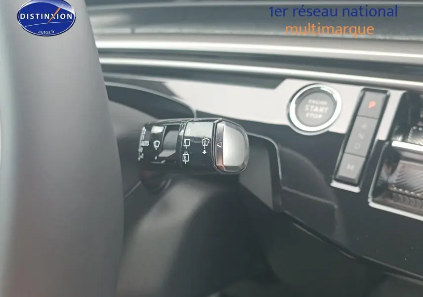 Gros plan sur la commande des essuie-glaces et le bouton start/stop du Peugeot 5008 gris Artense, intérieur moderne.