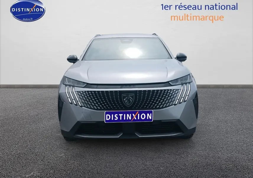 Vue avant frontale du Peugeot 5008 Hybrid 145 allure e-dcs6 gris artense avec calandre distinctive et phares LED.