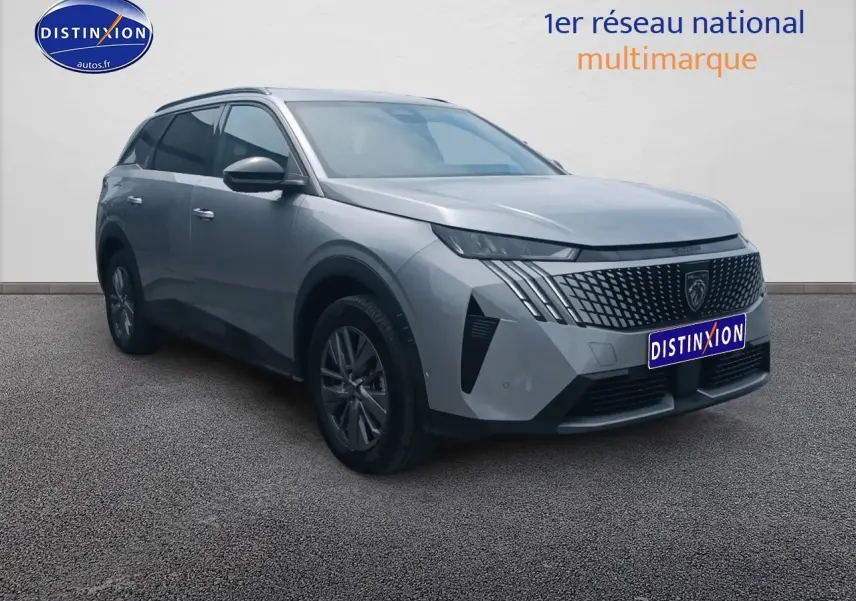 Peugeot 5008 Hybrid gris artense en 3/4 avant droit avec calandre distinctive et jantes alu.