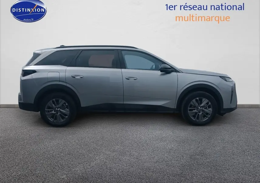 Vue de profil côté gauche d’un Peugeot 5008 Hybrid 145 allure gris artense avec jantes alu et vitres surteintées.