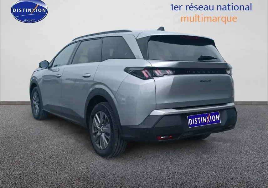 Peugeot 5008 Hybrid gris artense vue 3/4 arrière droit, feux LED et lunette arrière surteintée visibles.