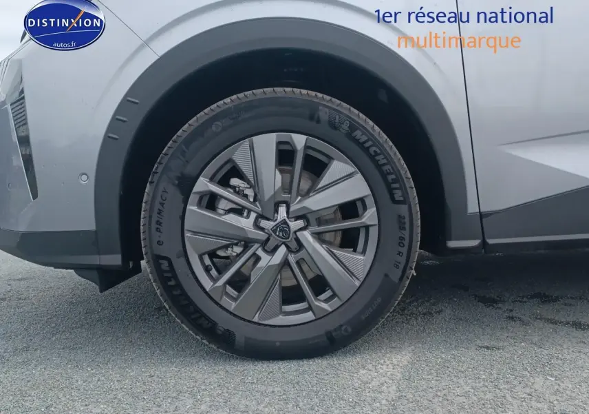 Gros plan sur la roue avant gauche gris artense du Peugeot 5008 Hybrid 145 allure e-dcs6 avec jante alu distinctive.