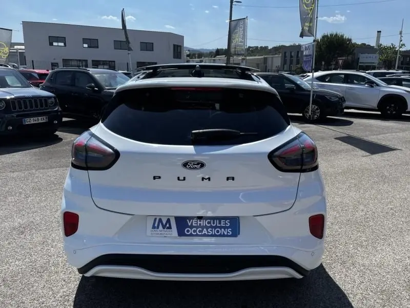 Vue arrière d'un Ford Puma blanc 2025 avec feux fumés et badge PUMA bien visible sur un parking extérieur.