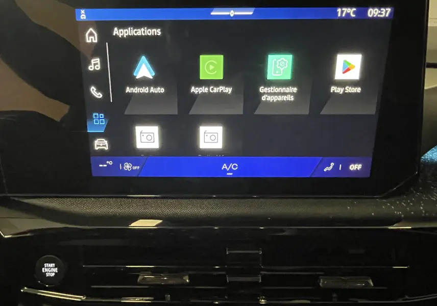 Vue rapprochée de l’écran tactile central de la Renault Clio VI gris Rafale, affichant les applications Android Auto et Apple CarPlay.