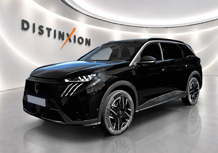 Peugeot 5008 Hybrid 145 GT noir en 3/4 avant droit, avec jantes alu noires et calandre distinctive moderne.