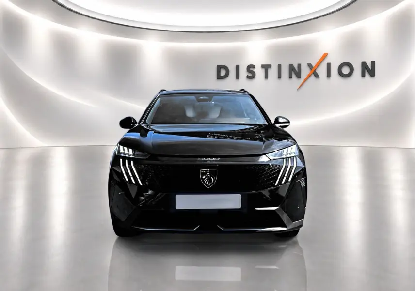 Vue avant d'un Peugeot 5008 Hybrid 145 GT noir, avec phares LED et calandre au lion distinctif.