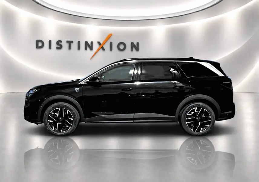 Peugeot 5008 Hybrid 145 GT noir en profil droit, avec jantes alu noires et vitres arrière surteintées.