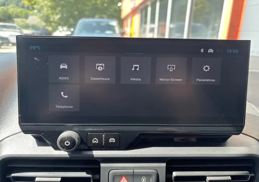 Écran tactile central du tableau de bord du Citroën Berlingo, affichant les menus ADAS, média et téléphone.